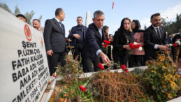 &Ouml;zer'den Erdoğan'a Sert Eleştiriler: Ecevit'in Yaşadığı Problem Daha da B&uuml;y&uuml;d&uuml;