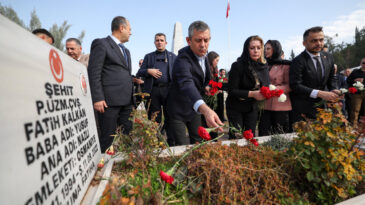 &Ouml;zer'den Erdoğan'a Sert Eleştiriler: Ecevit'in Yaşadığı Problem Daha da B&uuml;y&uuml;d&uuml;
