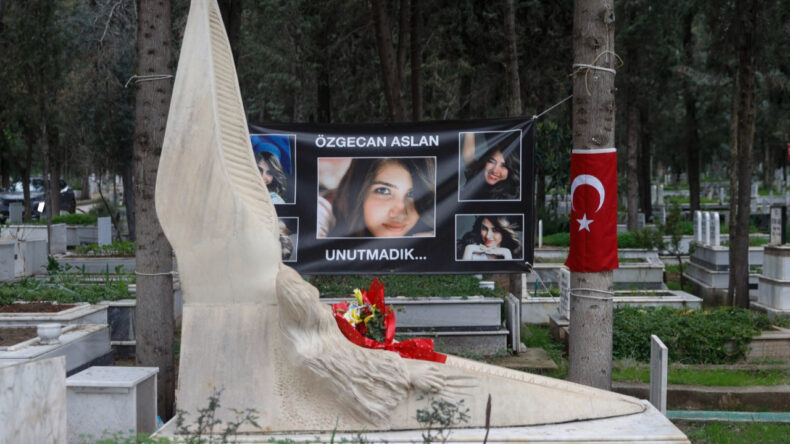 Özgecan Aslan, Mezarı Başında Anıldı