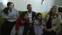 &Ouml;zg&uuml;r &Ouml;zel, Hatay&rsquo;da Depremzedelerle Buluştu