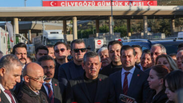 &Ouml;zg&uuml;r &Ouml;zel Sınırda Konuştu: 'Misafirlerimizin &Uuml;lkelerine Bir An &Ouml;nce Ulaşmalarını Temenni Ediyoruz'