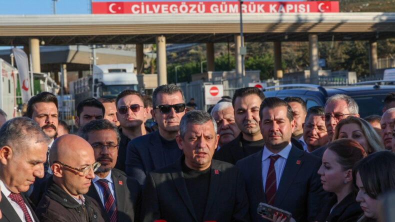 &Ouml;zg&uuml;r &Ouml;zel Sınırda Konuştu: 'Misafirlerimizin &Uuml;lkelerine Bir An &Ouml;nce Ulaşmalarını Temenni Ediyoruz'