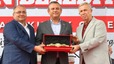 &Ouml;zg&uuml;r &Ouml;zel, WhatsApp Mesajlarını K&uuml;rs&uuml;de Paylaştı