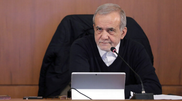 Pezeşkiyan, internet yasaklarına sert &ccedil;ıktı