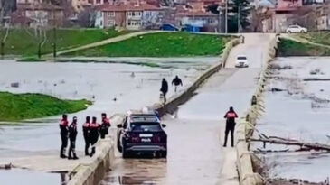 Polise Bakarak Tehlikeli Ge&ccedil;iş Yaptılar