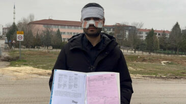 Rehber &Ouml;ğretmen Fizik &Ouml;ğretmenine Sıcak &Ccedil;ayla Saldırdı