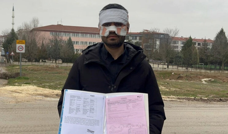 Rehber &Ouml;ğretmen Fizik &Ouml;ğretmenine Sıcak &Ccedil;ayla Saldırdı