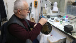 Saat Sevdasından Yurt Dışı Eğitimini Bıraktı: &ldquo;Ameliyat Eder Gibi&rdquo; Tamir Ediyor