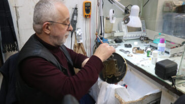 Saat Sevdasından Yurt Dışı Eğitimini Bıraktı: &ldquo;Ameliyat Eder Gibi&rdquo; Tamir Ediyor