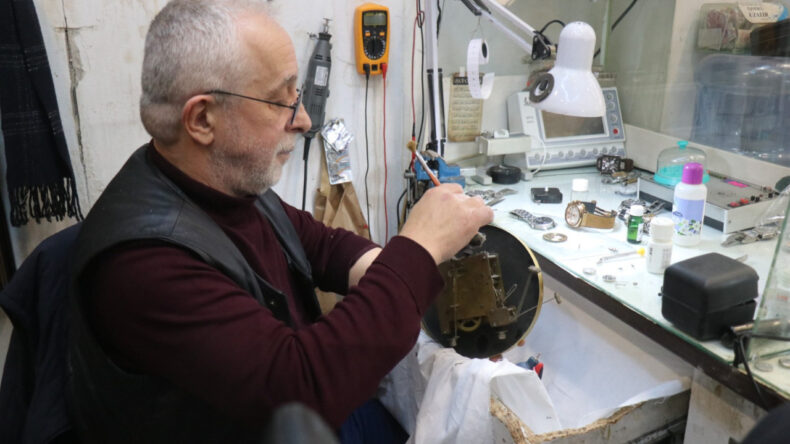 Saat Sevdasından Yurt Dışı Eğitimini Bıraktı: &ldquo;Ameliyat Eder Gibi&rdquo; Tamir Ediyor