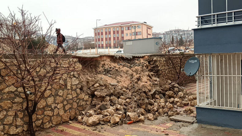 Sağanak Sonrası İstinat Duvarı Çöktü