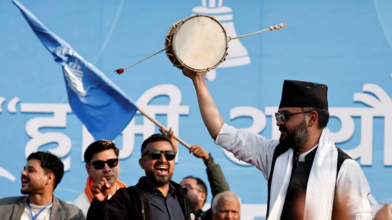 Sarayı ve Meclisi Ateşe Verdi: Seçimlerin Gözde Adayı Rap Yıldızı