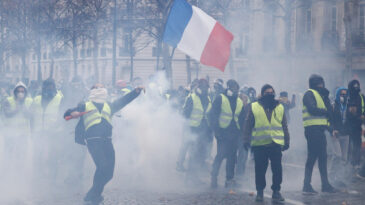 Sarı Yeleklilere Saldıran Polislere Hapis Cezası İstendi