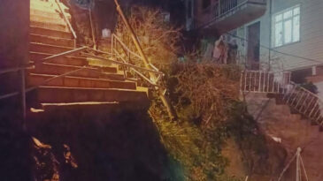 Sarıyer&rsquo;de Merdiven &Ccedil;&ouml;kt&uuml;, Mahalle Halkı Sokağa Taşındı