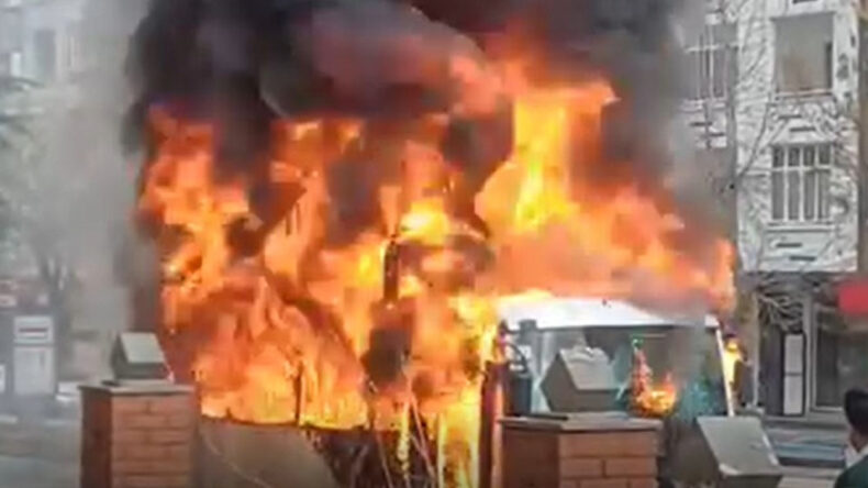 Seyir Halindeki Halk Otob&uuml;s&uuml; Alev Alev Yandı