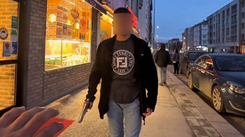 Sokak Fotoğrafçısına Oyuncak Silah Çeken Genç Hakkında Ceza Uygulandı