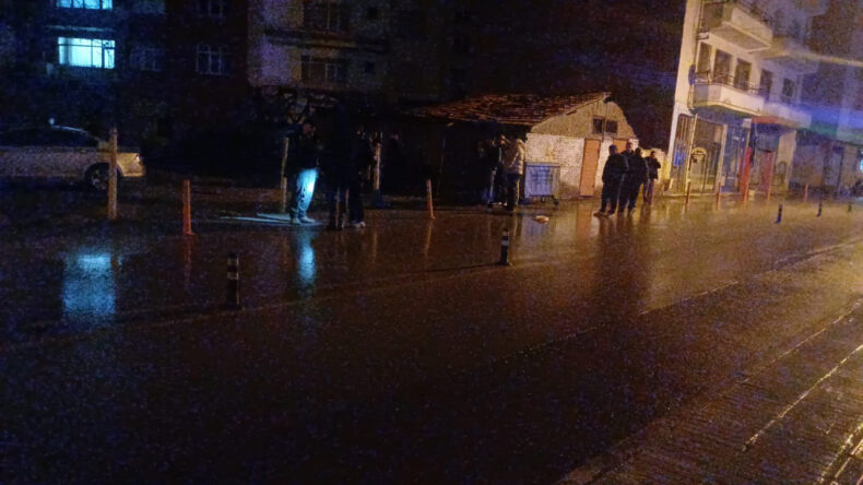 Sokak Ortasında Silahlı Saldırı: 2 Yaralı