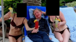 Stephen Hawking'in Bikinili Gen&ccedil; Kadınlarla Fotoğrafı Epstein Belgesinden Ortaya &Ccedil;ıktı