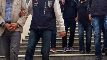 Tapusunu G&ouml;stermek İsteyenleri Dolandırdılar: 17 G&ouml;zaltı