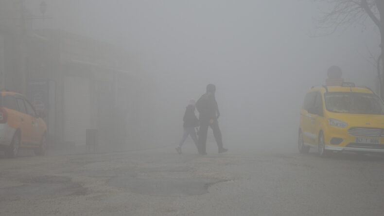 Tarihi Kent Sisin İçinde Kayboldu: Görüş Mesafesi 10 Metreye Düştü