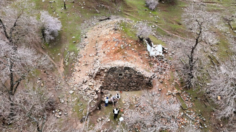 Tesad&uuml;fen Keşfedildi: İ&ccedil;inde Duvarlara G&ouml;m&uuml;l&uuml; K&uuml;p ve Mezar &Ccedil;ıktı