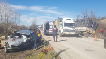 TIR'ın Ezdiği Ara&ccedil;ta S&uuml;r&uuml;c&uuml; Hayatını Kaybetti