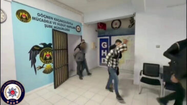 TIR'da 12 G&ouml;&ccedil;men Yakalandı: 4 Kişi Tutuklandı