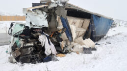 TIR'lar birbirine &ccedil;arpıştı: Can kaybı ve yaralılar s&ouml;z konusu