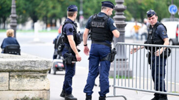 Tokat atıp y&uuml;z&uuml;ne t&uuml;k&uuml;rm&uuml;şt&uuml;: Polisin cezası belli oldu