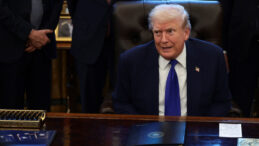 Trump Kameralar &Ouml;n&uuml;nde Gazeteciyle Atıştı