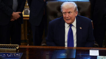 Trump Kameralar &Ouml;n&uuml;nde Gazeteciyle Atıştı