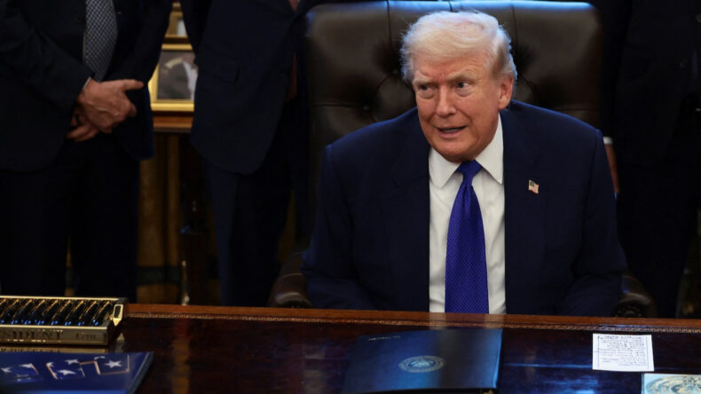 Trump Kameralar &Ouml;n&uuml;nde Gazeteciyle Atıştı