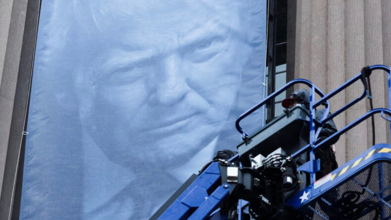 Trump'ın Dev Posteri Adalet Bakanlığı'na Asıldı