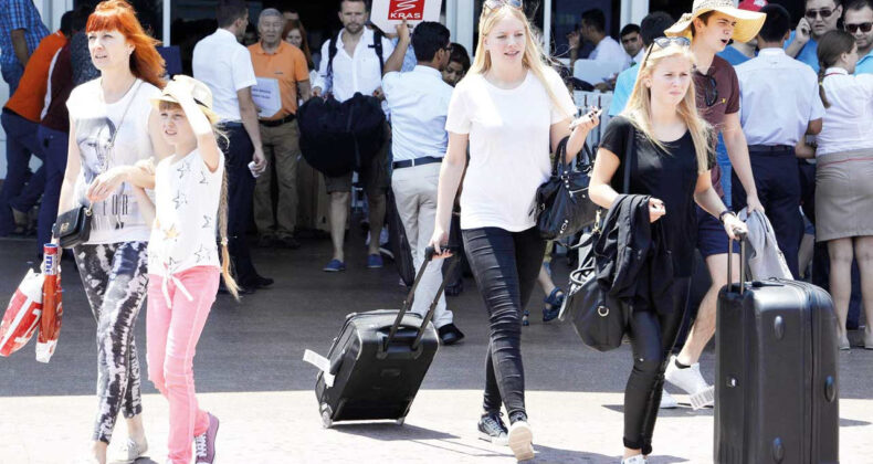 Turistler T&uuml;rkiye'de Harcamalarını Azalttı