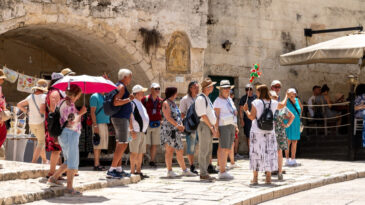Turizm Cennetinde Sıkı &Ouml;nlemler: Tur Grupları ve Rehberlere Kısıtlama