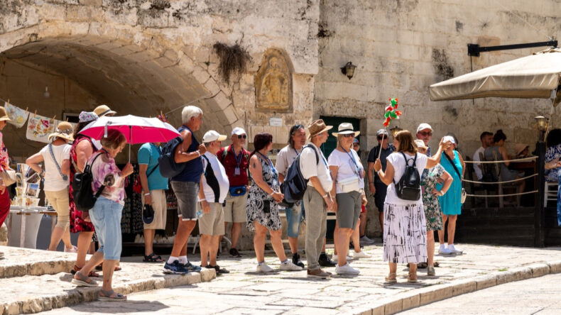 Turizm Cennetinde Sıkı &Ouml;nlemler: Tur Grupları ve Rehberlere Kısıtlama