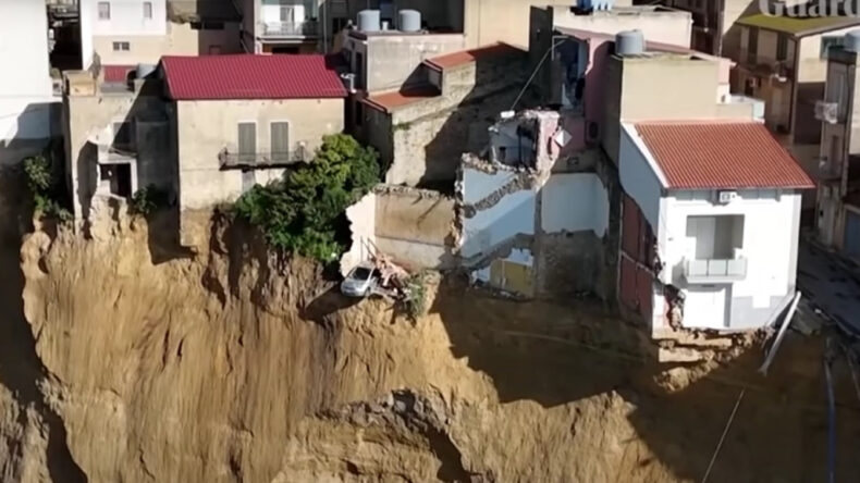 Uçurumun Kenarındaki Kasabada Kitapları Kurtarma Çabası