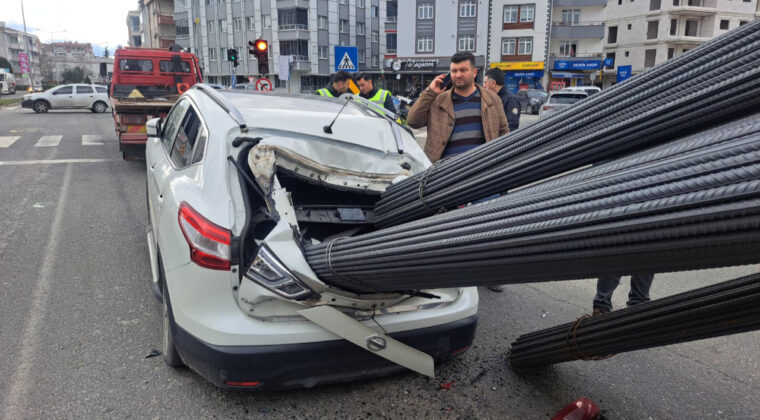 Ucuz atlatıldı: Kamyondaki demirler araca ok gibi saplandı