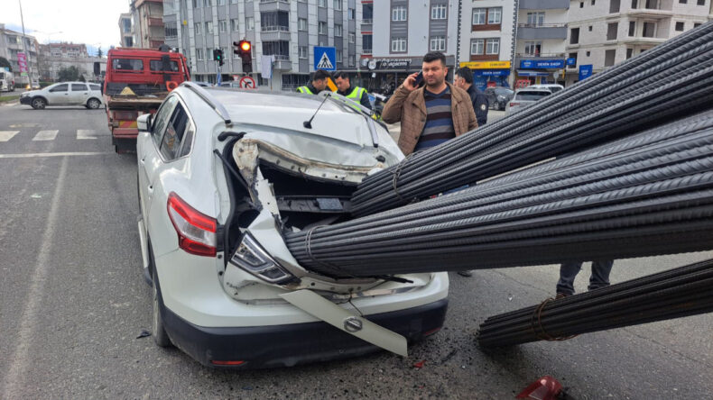Ucuz atlatıldı: Kamyondaki demirler araca ok gibi saplandı