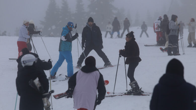 Uludağ&rsquo;da S&ouml;mestr Yoğunluğu Rekor Kırdı: 47 Bin Ara&ccedil; Giriş Yaptı