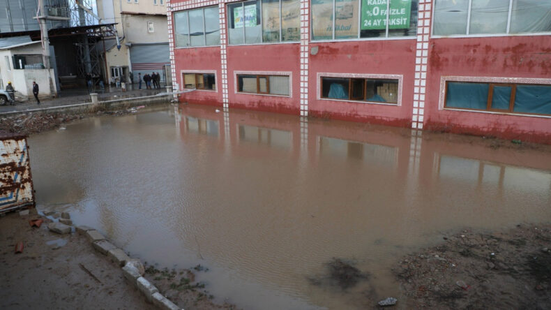 Uşak'ta 35 İş Yerini Su Bastı