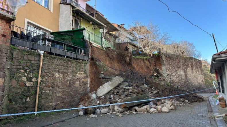 Uşak'ta Şiddetli Yağışlar Nedeniyle 3 Ev Tahliye Edildi