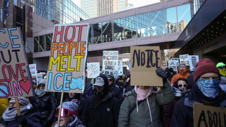 &Uuml;lkeler tek tek vatandaşlarını uyarıyor: ABD'ye gitmeyin