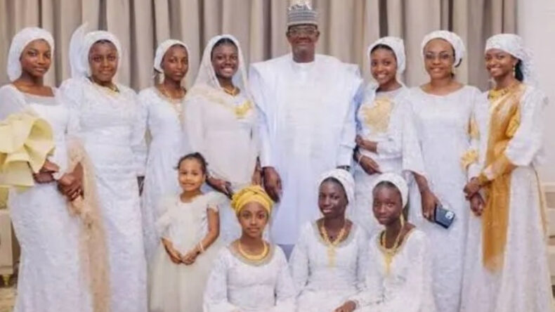 &Uuml;lkeyi Karıştıran D&uuml;ğ&uuml;n: Bakan Yardımcısı 10 &Ccedil;ocuğunu Aynı G&uuml;n Evlendirdi