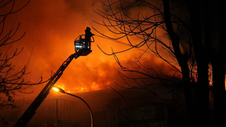 &Uuml;sk&uuml;dar'da 7 Katlı Metruk Bina Yandı