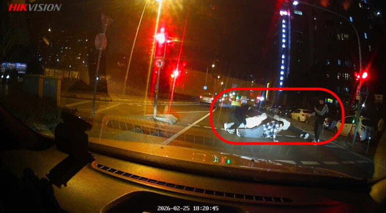 &Uuml;sk&uuml;dar'da Gen&ccedil;ler Kırmızı I&ccedil;ıkta Şınav &Ccedil;ekti