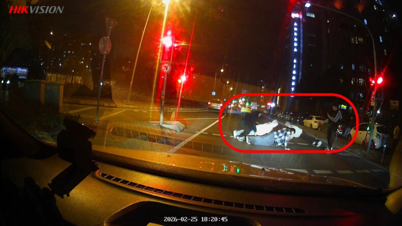 &Uuml;sk&uuml;dar'da Gen&ccedil;ler Kırmızı I&ccedil;ıkta Şınav &Ccedil;ekti