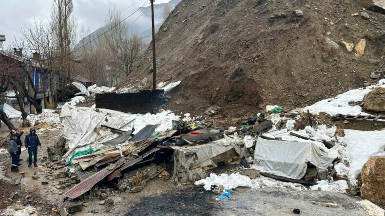 Van'da Heyelan Tandır Evini Yıktı: 2 Yaralı