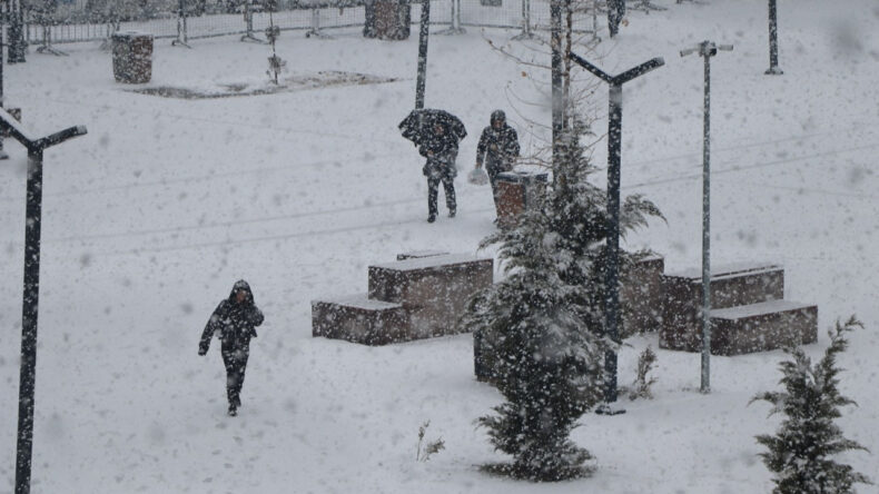 Van'da Kar Sebebiyle Ulaşımda Aksamalar: 40 Yerleşim Yeri Kapandı