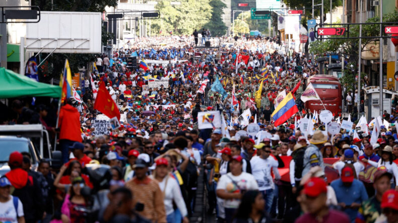 Venezuela'da İki Farklı G&ouml;steri: Maduro Destek&ccedil;ileri ve Muhalifler Sokaklarda